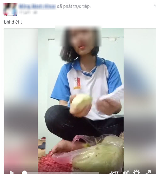 Cô gái mặc áo Bách Khoa livestream cởi áo khoe ngực Cô gái mặc áo Bách Khoa livestream cởi áo khoe ngực