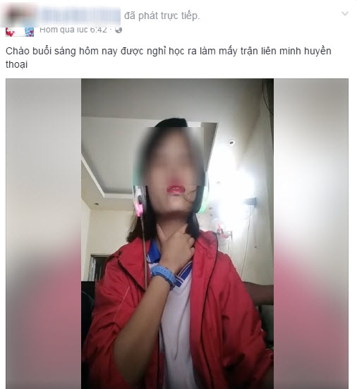 Cô gái mặc áo Bách Khoa livestream cởi áo khoe ngực Cô gái mặc áo Bách Khoa livestream cởi áo khoe ngực