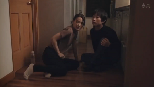 Đang hôn hít thì có người bực ghê