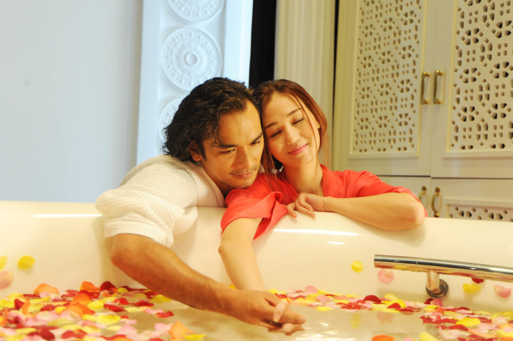 địt nhau trong nhà tắm của cặp đôi vợ chồng