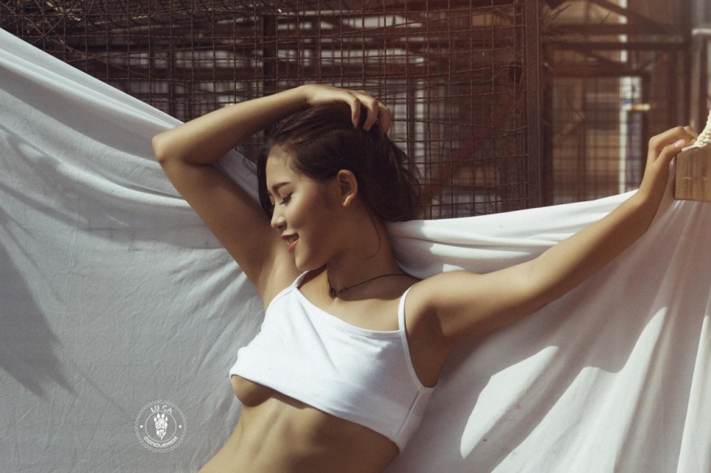 ẢNH SEX gái xinh dọn nhà gây sốt cộng đồng mạng